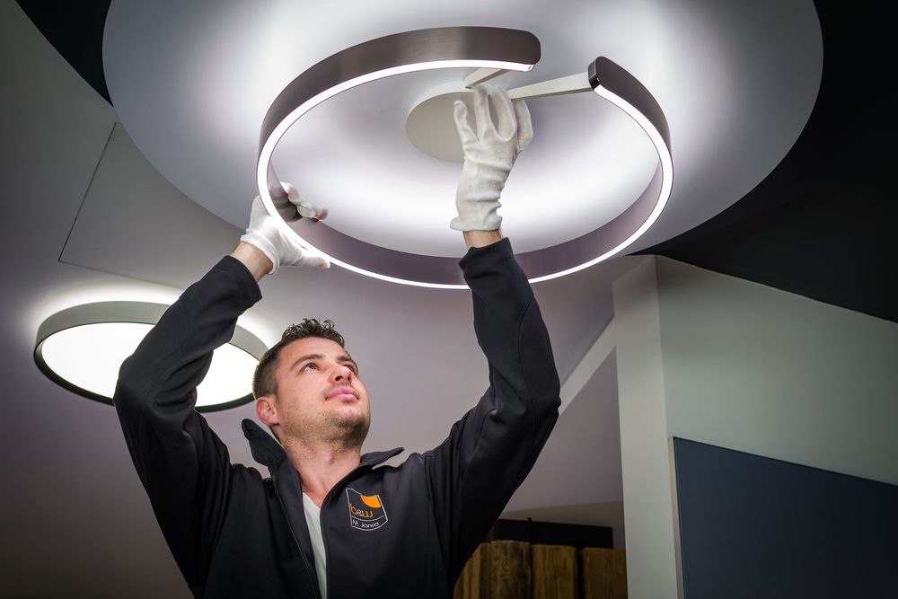 Eine Lichtinstallation wird durch uns montiert
