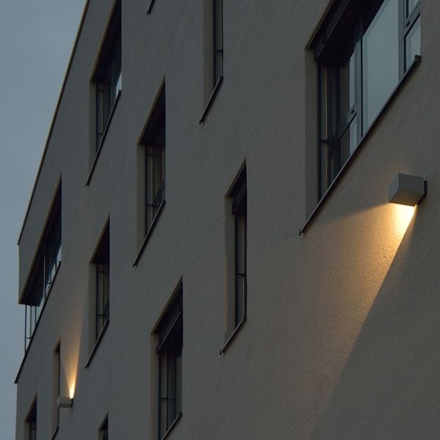 Schlaue Lösungen mit starkem Bewusstsein für die Umwelt - Lichtinstallation an einer Gebäudewand
