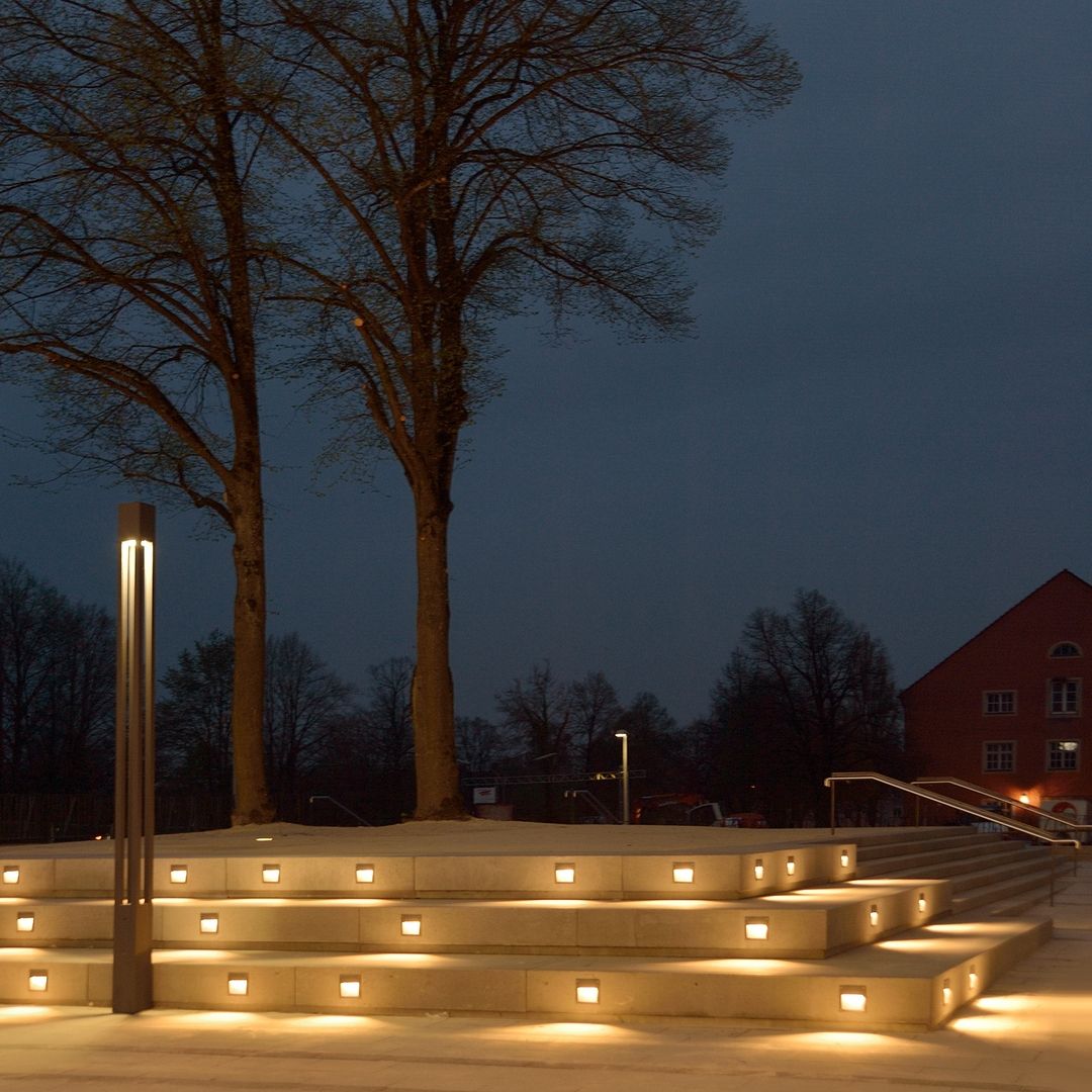 Höchste Ansprüche bei jeder Projektgröße - Lichtinstallation an einer Treppe im Außenbereich