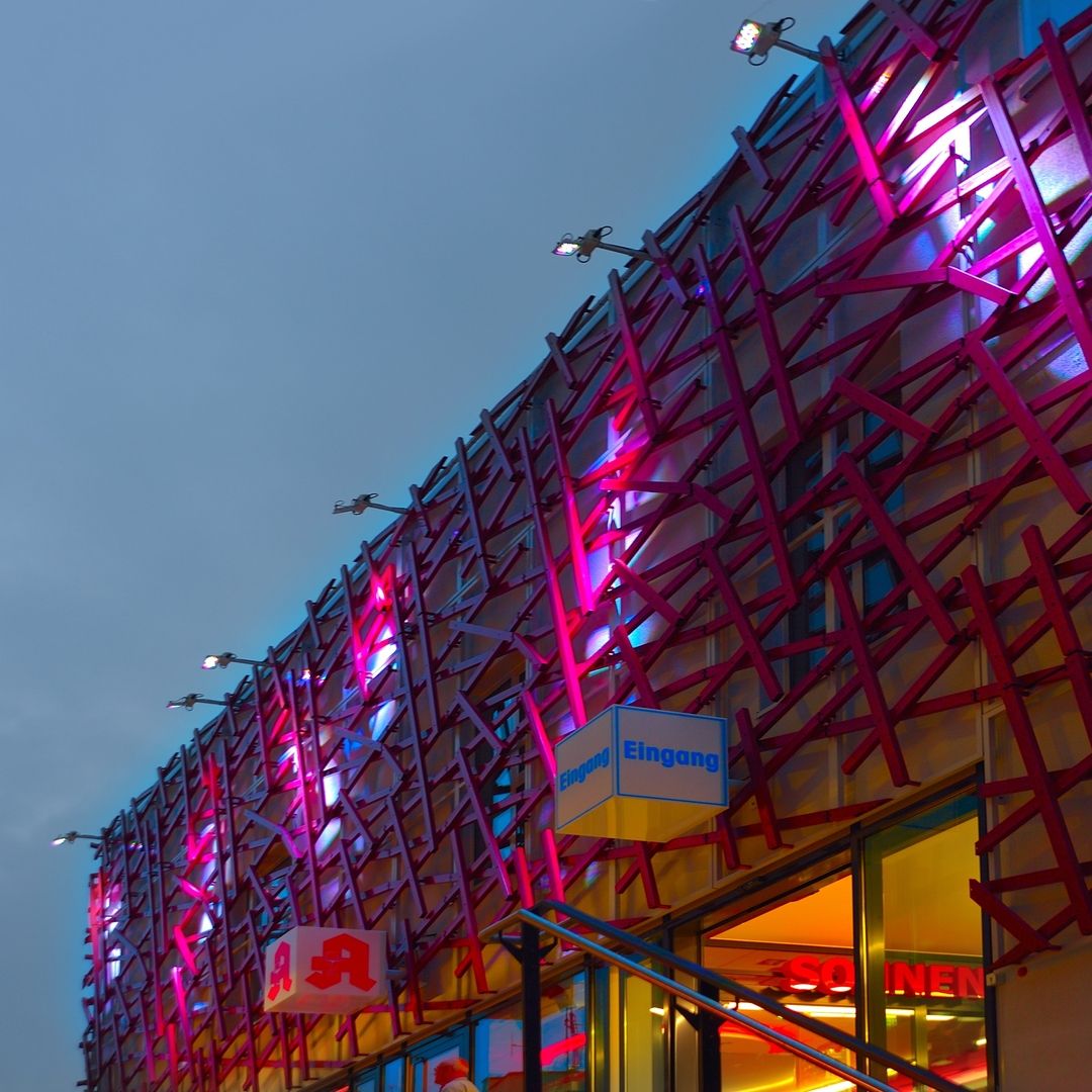 Lichtblicke, die anziehen - Lichtinstallation an einer Fassade