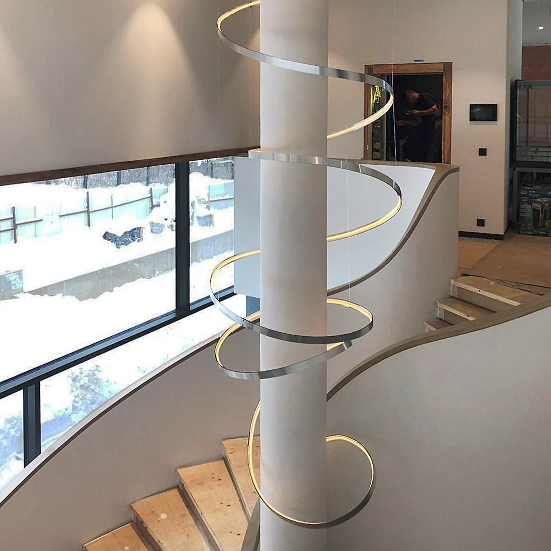 Vom Orientierungslicht bis zum Blickfang . Lichtinstallation in einem Treppenhaus